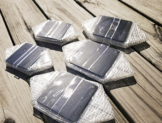 写真：ソーラーパネルは透明塩ビで保護。500回繰返し充電可能