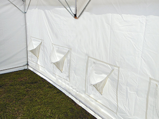 写真：テント内側の小便器