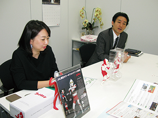 写真：伊藤課長（右）と松丸さん
