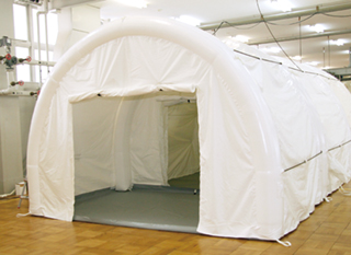 写真：本体テントに接続された「前室」