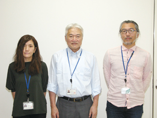 写真：橋本教授（中央）AssistMotionの正村欣生氏（右）信州大学繊維学部の鈴木彩研究支援推進員（左）