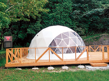 写真：膜構造・屋形テント部門「グランピングドームテント」