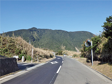 写真：無電柱化工事が完了した大島町波浮港地区の様子。