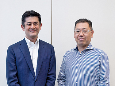 写真：広報企画部 部長 横山剛史氏（左）、CS環境室 グループリーダー 佐野嘉伸氏（右）