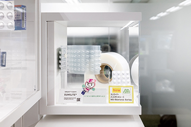 写真:環境負荷を低減する、バイオマス原料を50%以上使用したPTP包装材料