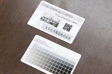 写真:レーザーで印字されたカード。細かい陰影で写真も表現できる。