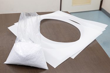 写真:照明カバーの加工時に発生した端材。チップにして再利用する。