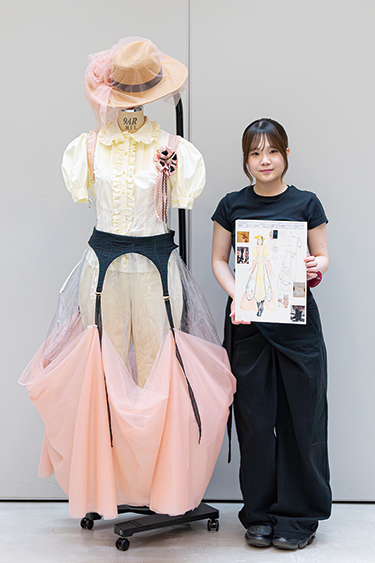 写真：ブランドを発案した水谷さんと、制作した衣装